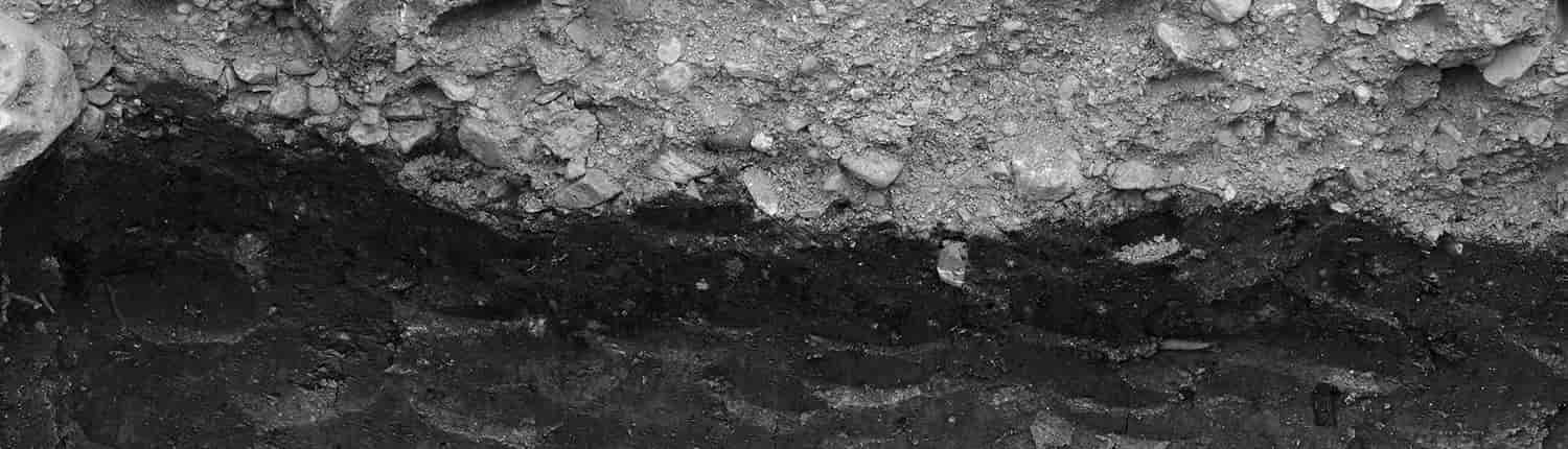 Corte del terreno con estratos de suelo y roca