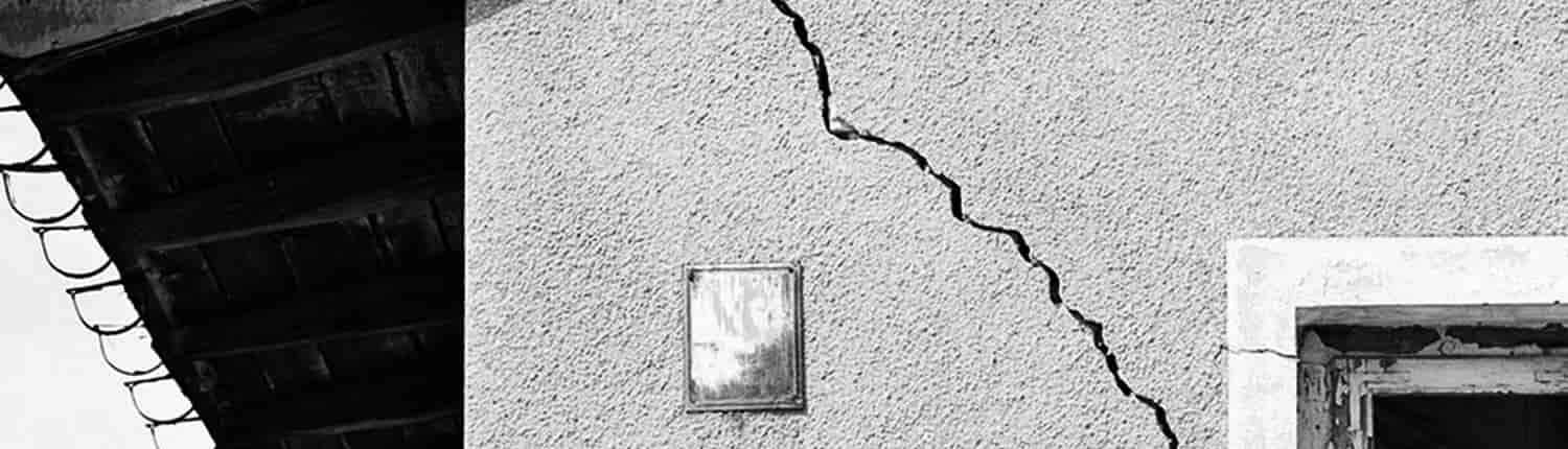 Grieta inclinada en la fachada de una edificación