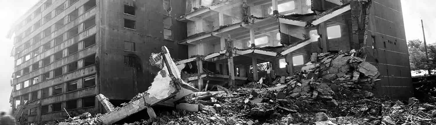 Edificio de viviendas parcialmente derrumbado