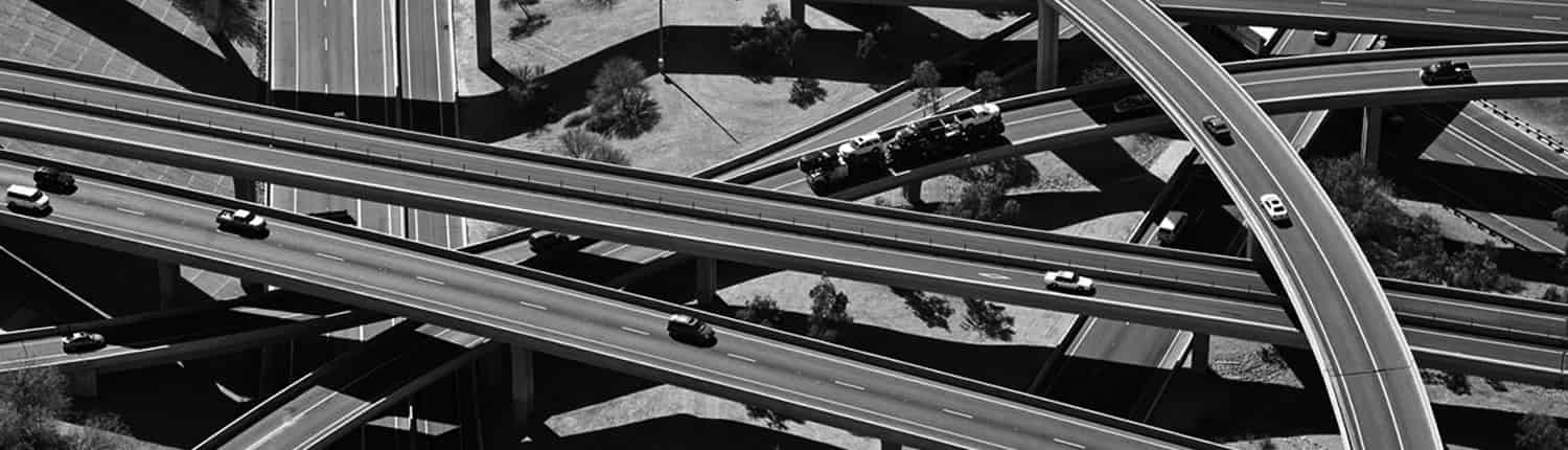 Enlace de autopistas con varios niveles de viaductos